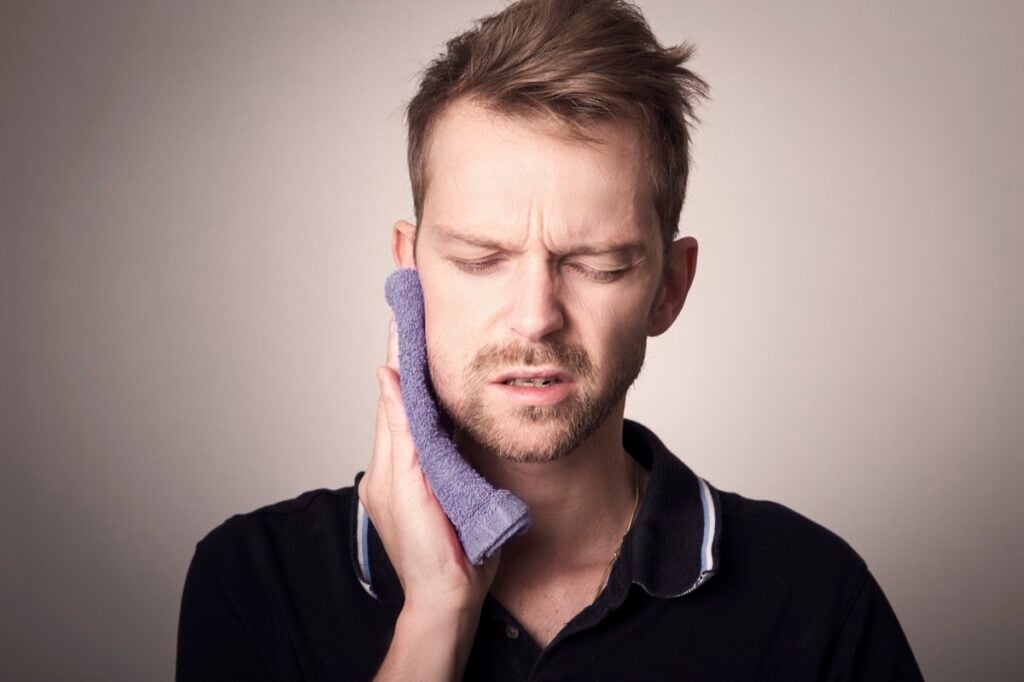 Dentist examining a patient to find the cause of tooth pain without a cavity